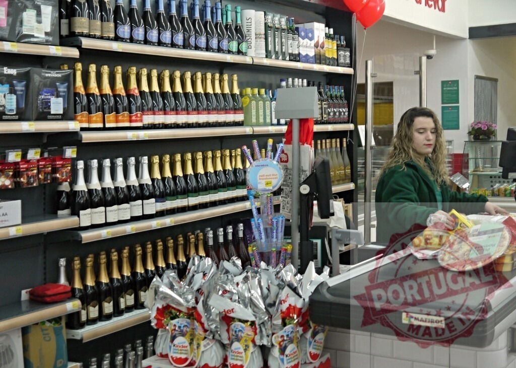 Female shop assistant scanning groceries at supermarket checkout | Female shop assistant scanning customer's groceries at a supermarket checkout line - Realisiert mit Pictrs.com