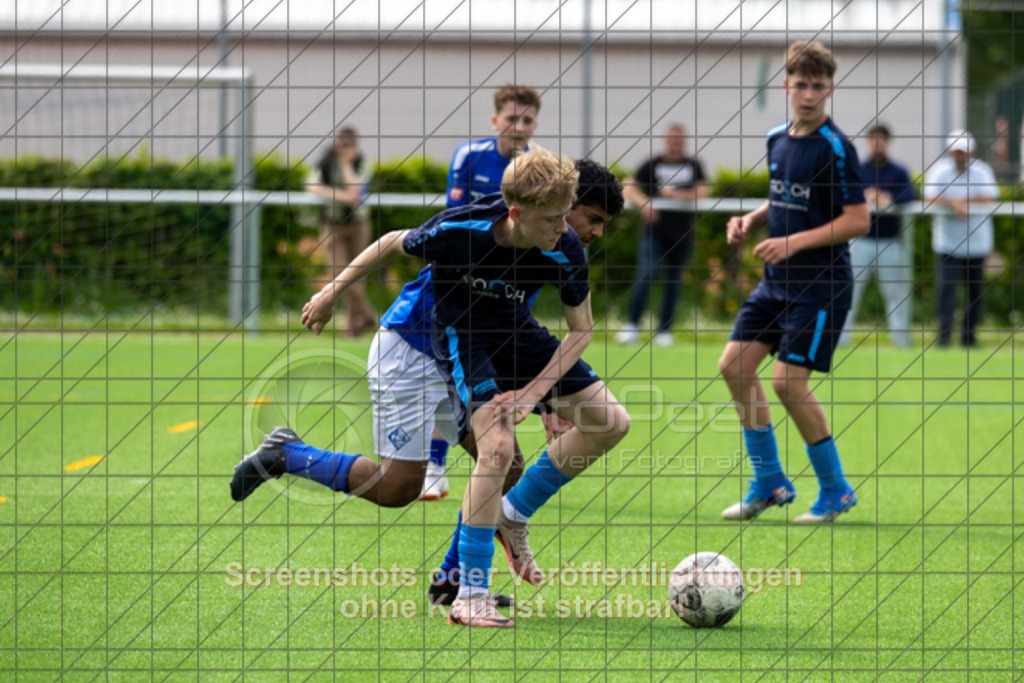 20250503_163439_1057 | #, 1.FC Eislingen (hellblau) vs. SGM TSG Zell-Hattenhofen-Holzmaden (dunkelblau), Jugend-Fussball, C-Junioren Landesstaffel Mitte, 18. Spieltag, Saison 20242025, Kunstrasenplatz, Haldenstraße 45, 73054 Eislingen, 03.05.2025 - 1500 Uhr,Foto: PhotoPeet-Sportfotografie/Peter Harich