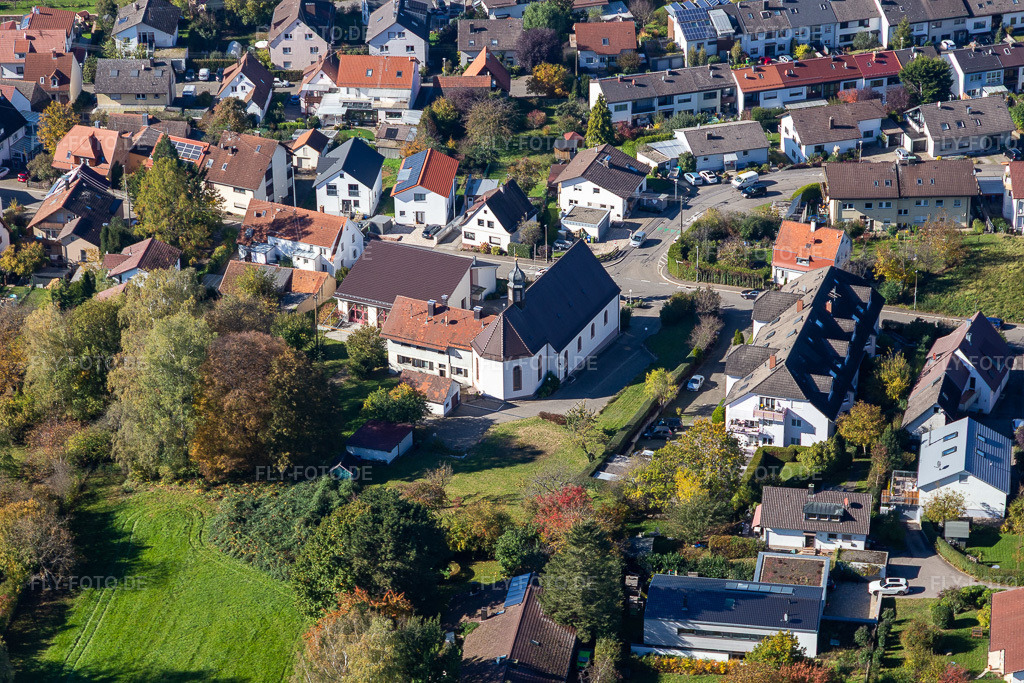 Luftbild: katholische Kirche im Ortsteil Langensteinbach in Karlsbad im Bundesland Baden-Württemberg in Deutschland. Foto: IMG_129965.jpg vom 24.10.2021 durch Werner Riehm/FLY-FOTO.de