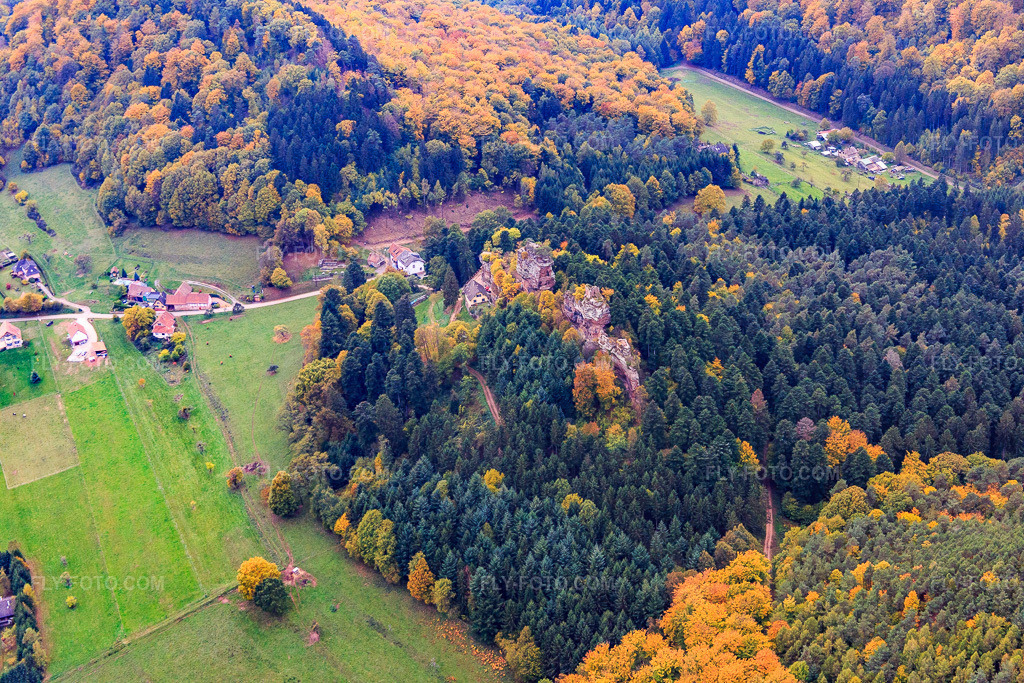 Aerial view: Château du Vieux-Windstein in Windstein in the state Bas-Rhin, France. – Photo: IMG_084639.jpg taken on 10/23/2015 by Werner Riehm/FLY-FOTO.com – Resolution of the original: 5472 x 3648 px – Le château du Vieux-Windstein - Châteaux Forts Alsace