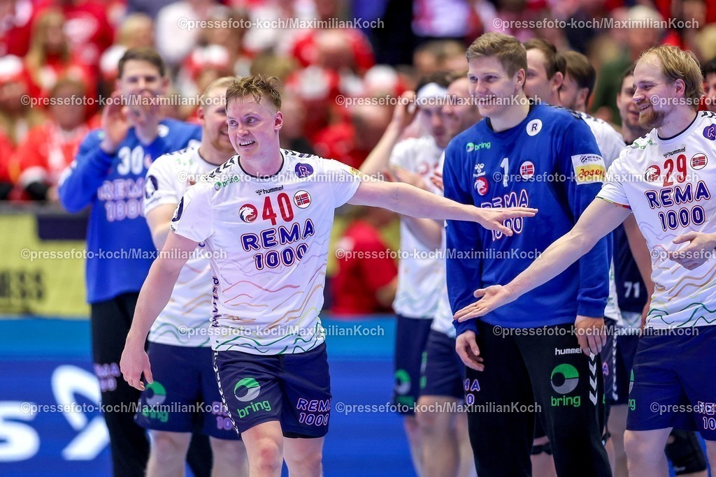 EHF22012602167 | 22.01.2026, Handball, Men's EHF EURO 2026, Spanien - Norwegen, Jyske Bank Boxen in Herning, Dänemark, Main Round: Abschlussjubel nach dem Sieg der Norweger gegen Spanien. Player of the Match POTM Ehrung Auszeichnung  August Baskar Pedersen (Norway #40) 