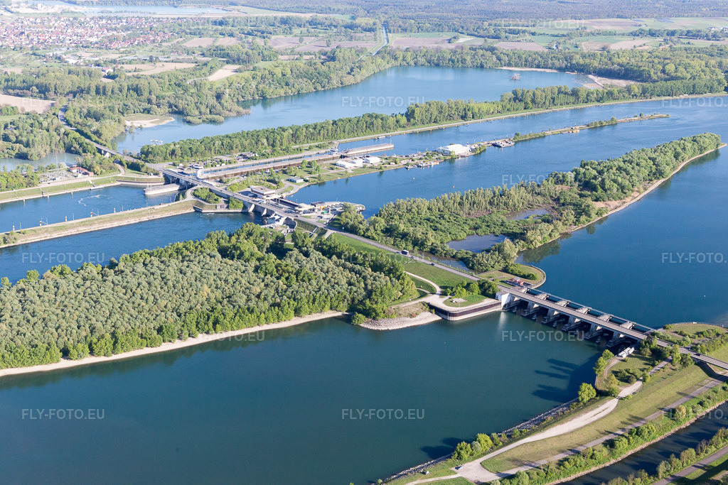 Vue aérienne: Écluse du Rhin d'Iffezheim à Roppenheim dans le département Bas Rhin, France. Photo: IMG_099055.jpg prise le 23/04/2017 par Werner Riehm/FLY-FOTO.eu – Résolution de l'original: 5472 x 3648 px