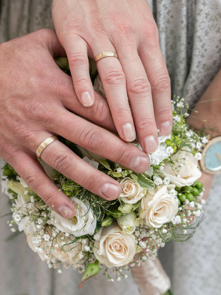 Brautstrauß und Ringe Detail Foto | Ein schönes Foto vom Brautstrauß und den Ringen des Brautpaares darf einfach nicht fehlen. - Realisiert mit Pictrs.com