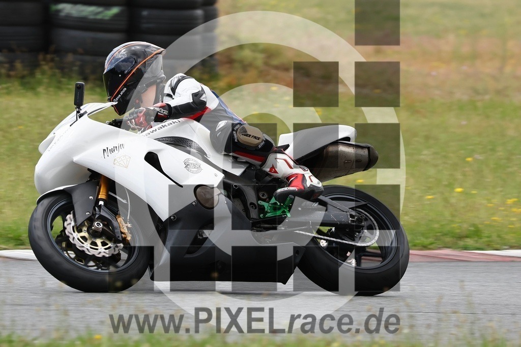 0116-20240604_36059 | Schöne Erinnerungen an spannende Momente - das festzuhalten ist unser Job. PIXELrace.de ist seit 2003 auf den Rennstrecken Europas unterwegs um die Action draußen beim Fahren und die wunderbare Stimmung imm Fahrerlager für euch einzufangen.