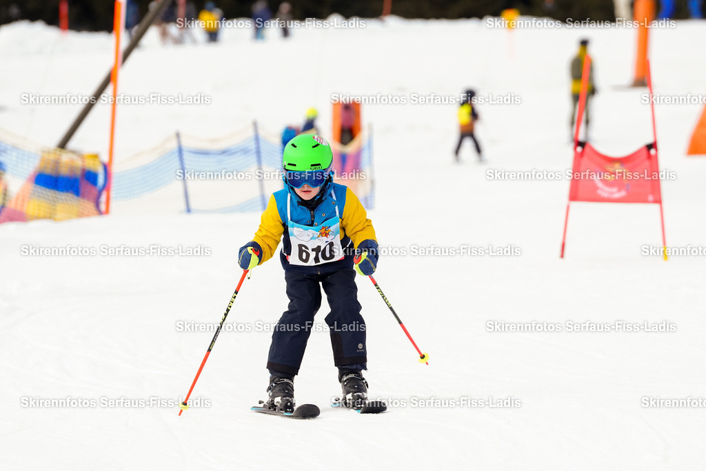 SRF_02.01.2026_1066 | Skirennfotos,Serfaus,Fiss,Ladis,Kinderskirennen,Winter,Tirol,Oberland,skirace,SFL,feelfree,weil wir's genießen,ski,Ski,skifahren,Sonnenplateau, - Realisiert mit Pictrs.com
