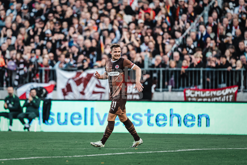 Fußball | Männer | Saison 2024/2025  | Fußball-Bundesliga | 8. Spieltag | FC St. Pauli vs. VfL Wolfsburg | 26.10.2024 | Johannes Eggestein (#11, FC St. Pauli) ärgert sich