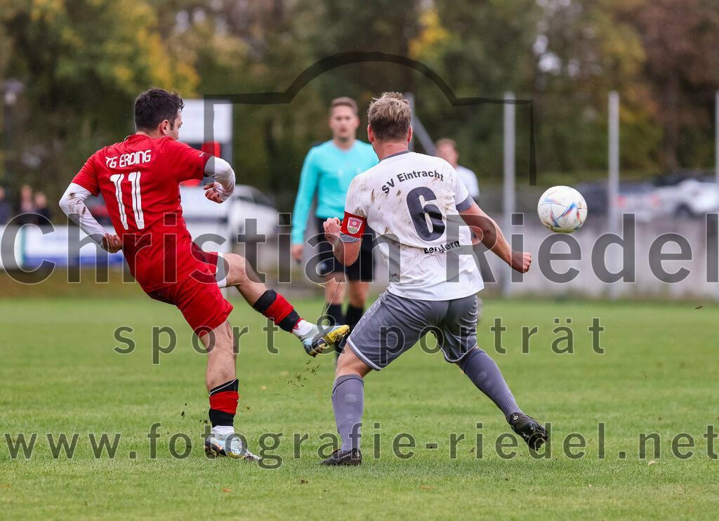 2023-10-15_030_SV_Eintracht_Berglern_gegen_FC_Tuerkguecue_Erding | Berglern, Deutschland, 15.10.2023:
Fußball, Kreisklasse 2023 / 2024, 10. Spieltag, SV Eintracht Berglern gegen FC Türkgücü Erding, Endergebnis: 1:0

Ismail Öztürk (FC Türk Gücü Erding, #11), Sebastian Herrmann (SV Eintracht Berglern, #6)

Foto: Christian Riedel / fotografie-riedel.net