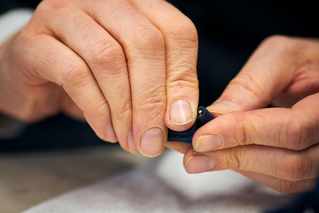 Albert Pattermann Wien | WIen, Austria - February 28, 2020; Albert Pattermann Wien; Ösenmontage an der Schlaufe. - Realisiert mit Pictrs.com