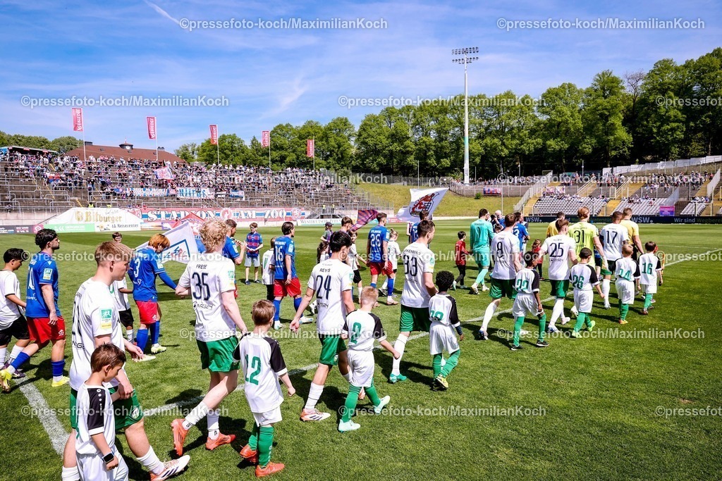WSV02052601012 | 02.05.2026, Fußball, RL West, Wuppertaler SV - FC Gütersloh, Regionalliga Herren, 32. Spieltag, Stadion am Zoo in Wuppertal, Saison 2025 2026: Einlaufen der Mannschaften vor dem Spiel mit Einlaufkindern an der Seite DFB regulations prohibit any use of photographs as image sequences and or quasi-video.