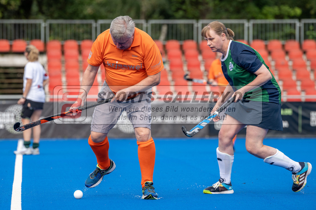 SFE_20240818_0012 | Krefeld, Deutschland, 18.08.2024:  European Cup for Recreational Hockey Players im KTHC Stadion Rot-Weiss Köln Tennis and Hockey Club am 18.08.2024 in Krefeld, Deutschland. (Foto von Stephan Fehrmann)Krefeld, Germany, 18.08.2024: European Cup for Recreational Hockey Players in KTHC Stadion Rot-Weiss Köln Tennis and Hockey Club at 18.08.2024 in Krefeld, Deutschland. (Foto from Stephan Fehrmann)