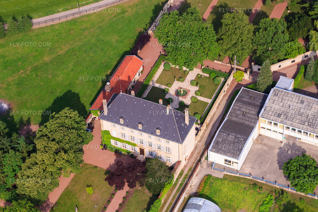 Aerial view: Old Manor House and Former Monastery in Rettel in the state Moselle, France. – Photo: IMG_29421.jpg taken on 06/26/2010 by Werner Riehm/FLY-FOTO.com – Resolution of the original: 4437 x 2958 px