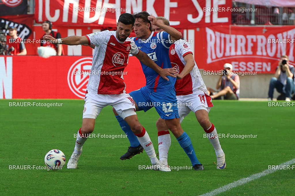 Rot-Weiss Essen - Hansa Rostock | Essen, Deutschland, 20.09.2025 Klaus Gjasula  (Rot-Weiss Essen) und Benno Dietze (Hansa Rostock) im Kampf um den Ballwährend des 3.Liga Spiels zwischen  Rot-Weiss Essen und Hansa Rostock am 20.09.2025 im Stadion an der Hafenstraße in Essen. (Foto von Timo Bluhmki-Schmidt/Brauer Fotoagentur