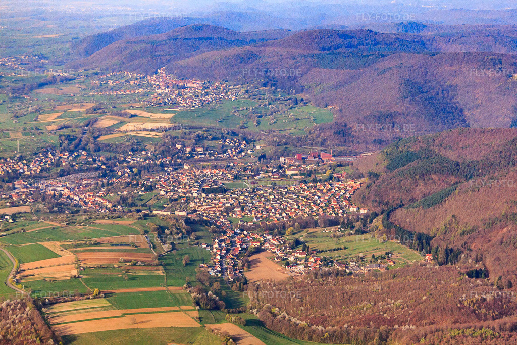 Luftbild: Ortsansicht von Nordosten in Niederbronn-les-Bains im Bundesland Bas-Rhin in Frankreich. – Foto: IMG_63706.jpg vom 30.03.2014 durch Werner Riehm/FLY-FOTO.de – Auflösung des Originals: 4752 x 3168 px