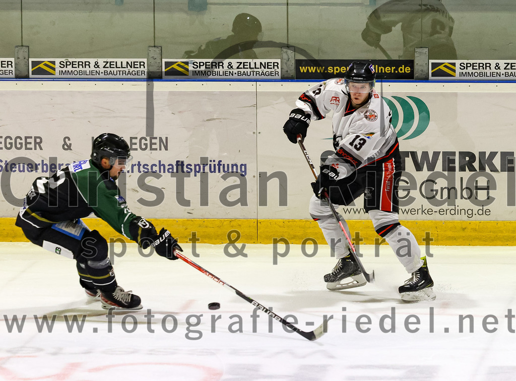 2022-09-30_031_TSV_Erding_gegen_EV_Dingolfing | Erding, Deutschland, 30.09.2022:
Eishockey, Bayernliga 2022 / 2023, Testspiel, TSV Erding gegen EV Dingolfing, Endergebnis: 3:4

Dominik Wagner (Erding Gladiators, #12), Artur Schwarz (EV Dingolfing, #13)

Foto: Christian Riedel / fotografie-riedel.net