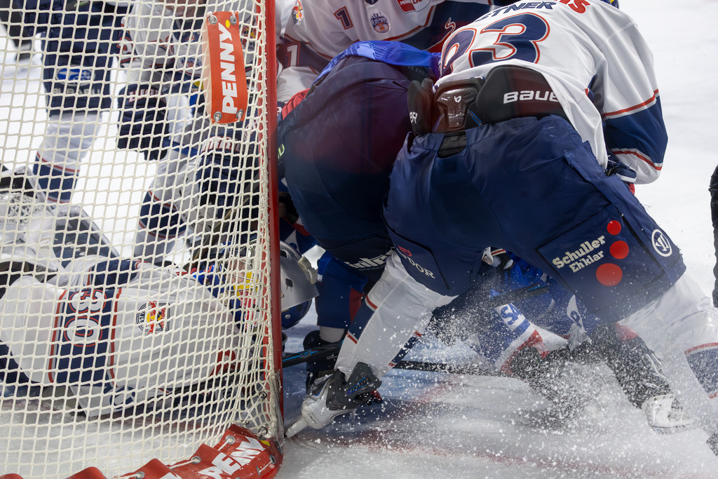 DEL, Deutsche Eishockey Liga Saison 2025/26, Playoff-Halbfinale, Spiel 1: Adler Mannheim gegen Red Bull München | DEL, Deutsche Eishockey Liga Saison 2025/26, Playoff-Halbfinale, Spiel 1: Adler Mannheim gegen Red Bull München***Viel Verkehr vor dem Münchener Tor - Realisiert mit Pictrs.com