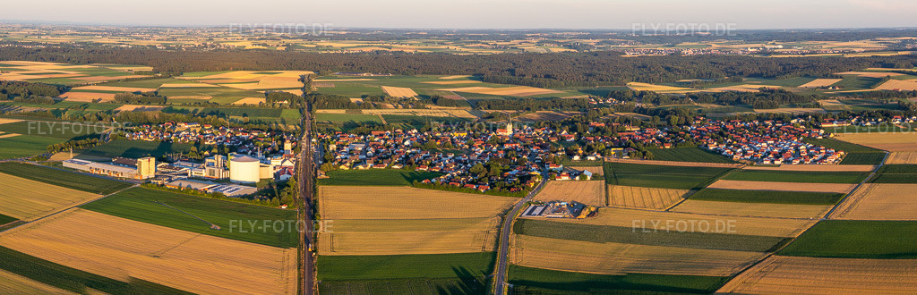 Luftbild: Panorama in Sünching im Bundesland Bayern in Deutschland. Foto: IMG_133322-Pano.jpg vom 03.07.2022 durch Werner Riehm/FLY-FOTO.deAuflösung des Originals: 11272 x 3630 pxGemeinde Sünching | Gemeinde Sünching