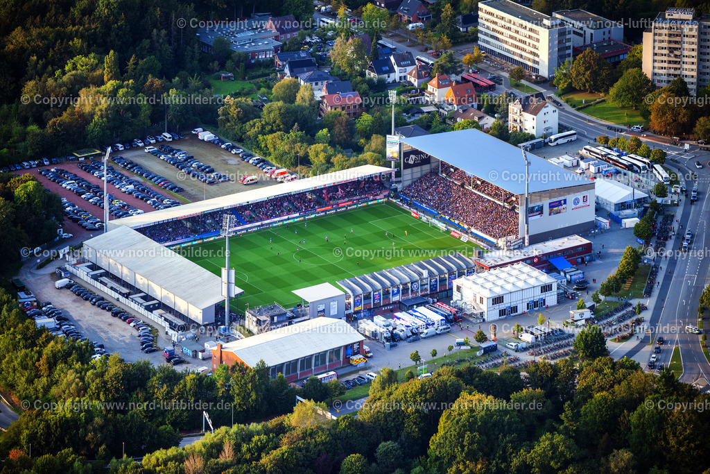 Kiel_Holstein_Kiel_Gegen_Bayern_München_ELS_6616140924 | KIEL 14.09.2024 Sportstätten-Gelände der Arena des Stadion  Holstein-Stadion am Westring im Ortsteil Wik in Kiel im Bundesland Schleswig-Holstein, Deutschland. Weiterführende Informationen bei: Danker Bau GmbH,  Kieler Sportvereinigung Holstein von 1900 e.V.. // Sports facility grounds of the Arena stadium Holstein-Stadion on Westring in the district Wik in Kiel in the state Schleswig-Holstein, Germany. Further information at: Danker Bau GmbH,  Kieler Sportvereinigung Holstein von 1900 e.V.. Foto: Martin Elsen