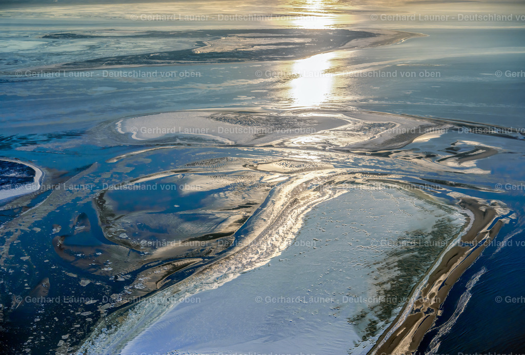 4044161 | JUIST 13.02.2021 Winterlich schneebedeckte Küstenbereich am Westende der Nordsee - Insel Juist mit eisbedeckten Wattenmeer bei Sonnenuntergang im Bundesland Niedersachsen, Deutschland. // Wintry snow-covered coastal area at the west end of the North Sea - island of Juist with ice-covered Wadden Sea at sunset in the state of Lower Saxony, Germany. Foto: Gerhard Launer