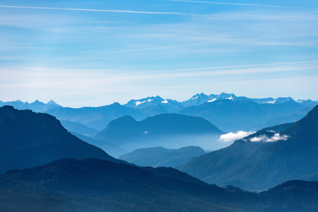 dr__0092321.jpg | KIEFERSFELDEN 01.10.2021 Von Bergen umsäumte Tallandschaft im Inntal in Kiefersfelden im Bundesland Bayern, Deutschland. // Valley landscape surrounded by mountains in Inntal in Kiefersfelden in the state Bavaria, Germany. Foto: Daniel Reiter