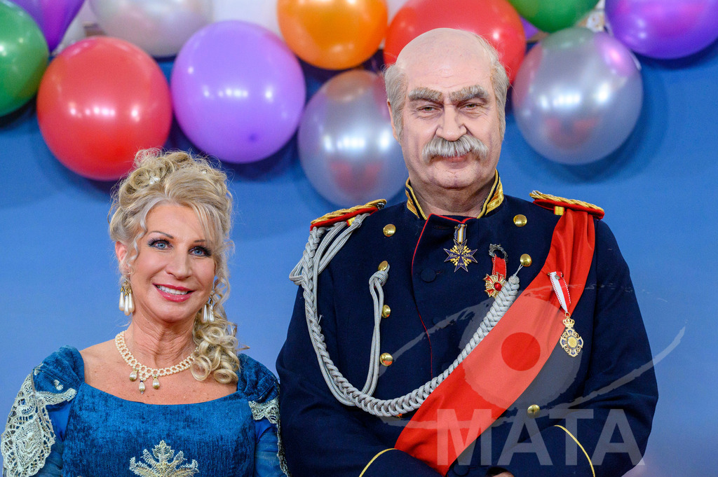 _DWA1632 | Ministerpräsident Markus Söder als Otto von Bismarck mit Frau Karin Baumüller-Söder bei der TV-Sendung Fastnacht in Franken 2024. Veitshöchheim, 02.02.2024 Bayern Deutschland - Realisiert mit Pictrs.com