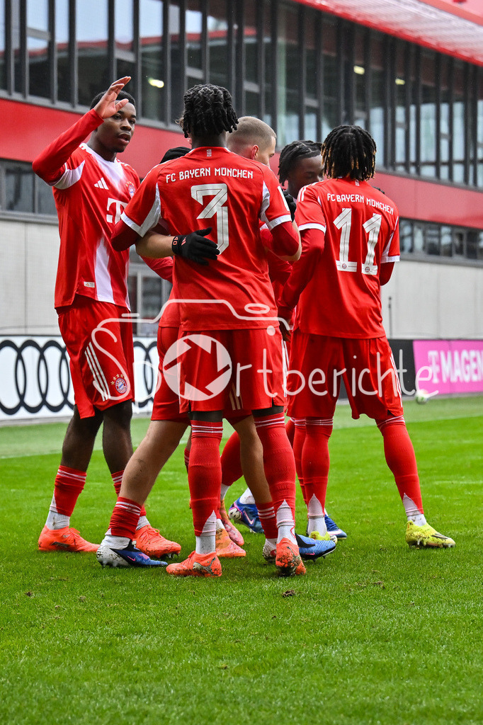 FC Bayern München - Hannover 96 | MUNICH, GERMANY - 15. FEBRUARY: Jubel der Bayern nach dem Treffer zum 2-0 durch Wisdom MIKE (FC Bayern München U19 11) / Tor / Torschuetze / Freude / Happy während dem Spiel zwischen der U19 des FC Bayern München und der U19 von Hannover 96 am 2. Spieltag der Hauptrunde der U19-DFB-Nachwuchsliga am FC Bayern Campus