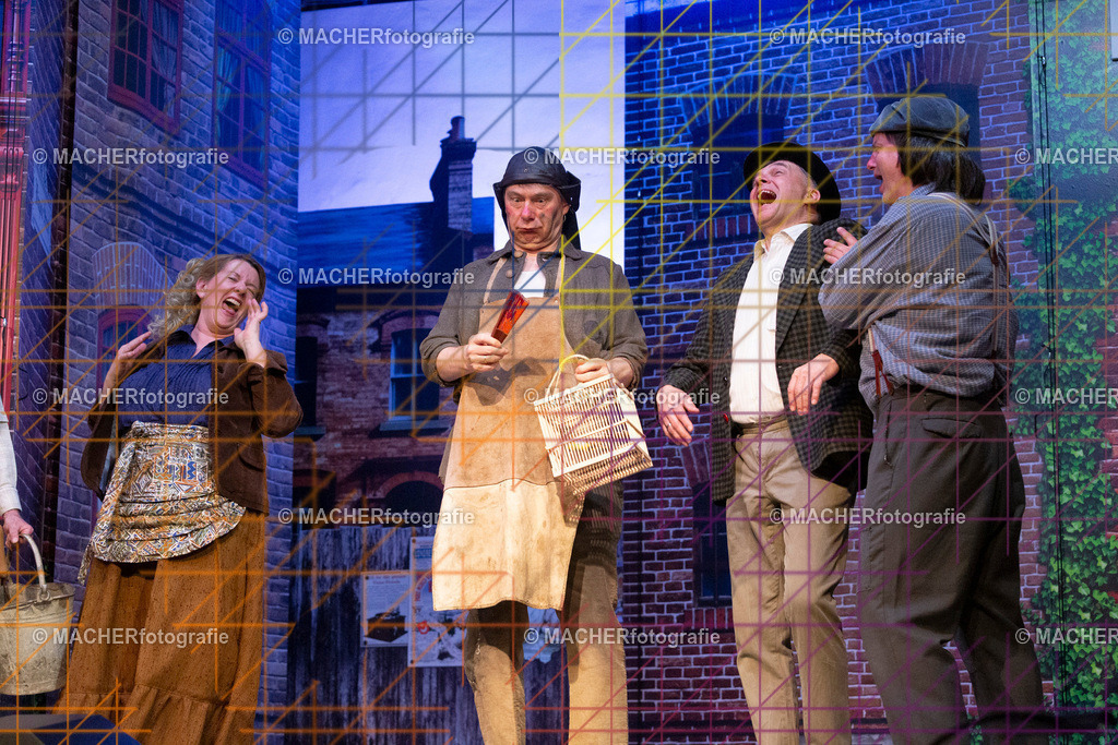 159_MFL-2025 | Portraitbilder von Regisseur; Darsteller; Techniker; Maske; Kostüme; Chor; Musiker; Bilderserie der Generalprobe und der Premierenvorstellung, Szenenbilder; Ausdrucksstudien; Bühnenüberblick; Bühnenkulissen; Pressefotos inkl. Redaktionsfoto Darstellergruppe.