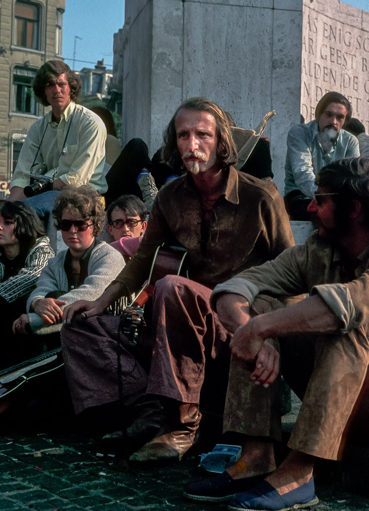 025-1970-064 | Um 1970 war Amsterdam mit seinem Zentrum das Mekka für alternative Jugendliche aus ganz Europa. Auf dem Dam, dem Hauptplatz, versammelten sich in den Sommermonaten täglich hunderte junge Menschen, darunter im August 1970 auch der Sänger Hannes Wader aus Deutschland. - Realisiert mit Pictrs.com