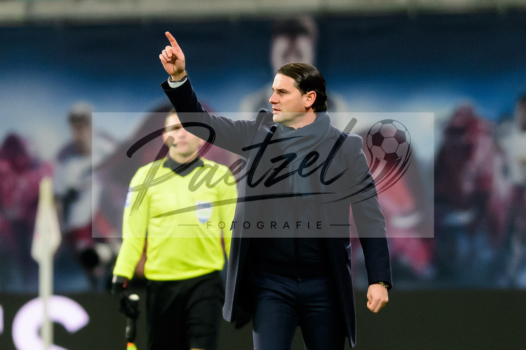 RBLLEV20211128_065 | Fussball, Herren: Trainer Gerardo Seoane (Bayer 04 Leverkusen) gestikuliert, Gestik bei dem Spiel der 1. Bundesliga zwischen RB Leipzig und Bayer 04 Leverkusen in der Red Bull Arena am 28.11.2021 in Leipzig, Deutschland.DFB / DFL REGULATIONS PROHIBIT ANY USE OF PHOTOGRAPHS AS IMAGE SEQUENCES AND/OR QUASI-VIDEO. - Realisiert mit Pictrs.com