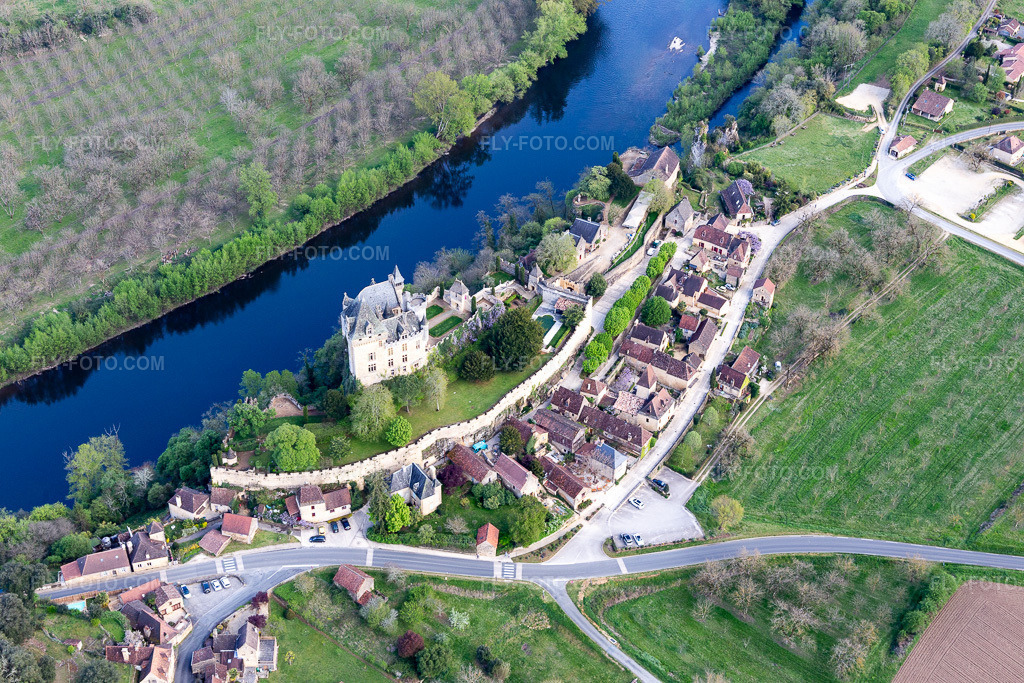 Aerial view: Montfort in Vitrac in the state Dordogne, France. – Photo: IMG_113408.jpg taken on 04/16/2019 by Werner Riehm/FLY-FOTO.com – Resolution of the original: 5472 x 3648 px