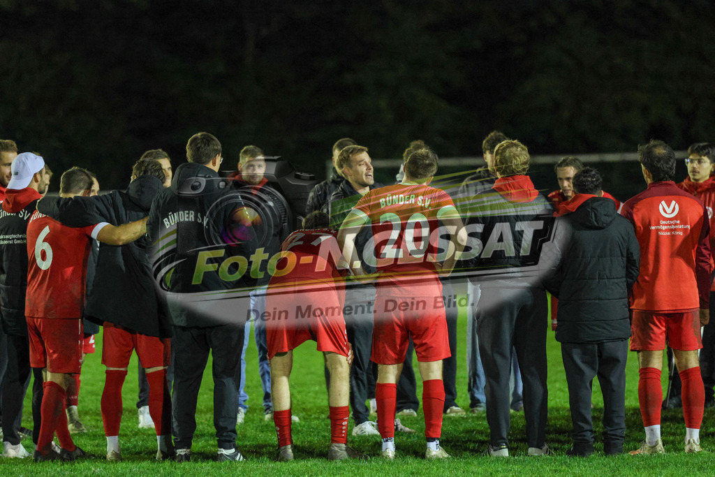 Bünder SV - VfL Mennighüffen | Auf dem Bild zu sehen: Bünder SV: Timo Westerbeck mit Ansprache nach dem Spiel an seine Mannschaft Bünder SV, VfL Mennighüffen, Saison 26/27, Kreispokal, Viertelfinale, Bünde, Deutschland - Realisiert mit Pictrs.com