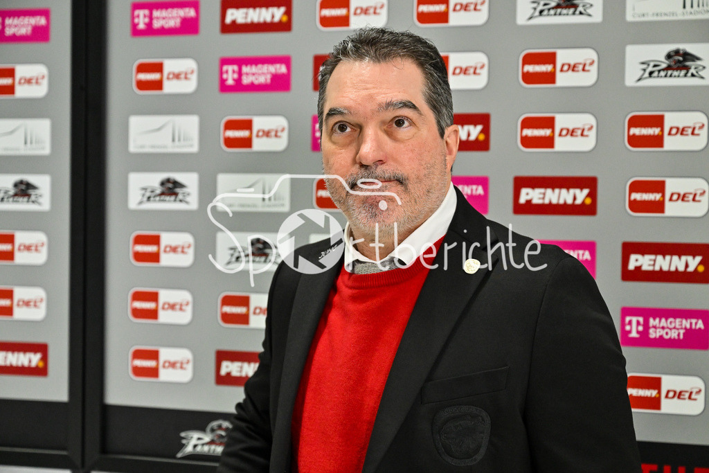 Augsburger Panther - Düsseldorfer EG | Im Bild Larry MITCHELL Headcoach Augsburger Panther beim Interview von MagentaSport / Magenta Sport / vor der Partie gegen Duesseldorf / Einzelfoto / Freisteller / DEL: Augsburger Panther - Duesseldorfer EG, Curt Frenzel Stadion am 04.03.2025
