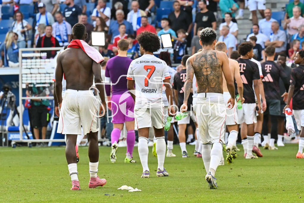 TSG 1899 Hoffenheim - FC Bayern München | Die Spieler der Bayern feiern nach dem Sieg in Hoffenheim mit ihren Fans, Serge GNABRY (FC Bayern Muenchen 7) / Einzelfoto / Freisteller / Bundesliga: TSG 1899 Hoffenheim - FC Bayern München; PreZero-Arena am 20.09.2025 / DFL REGULATIONS PROHIBIT ANY USE OF PHOTOGRAPHS AS IMAGE SEQUENCES AND/OR QUASI-VIDEO