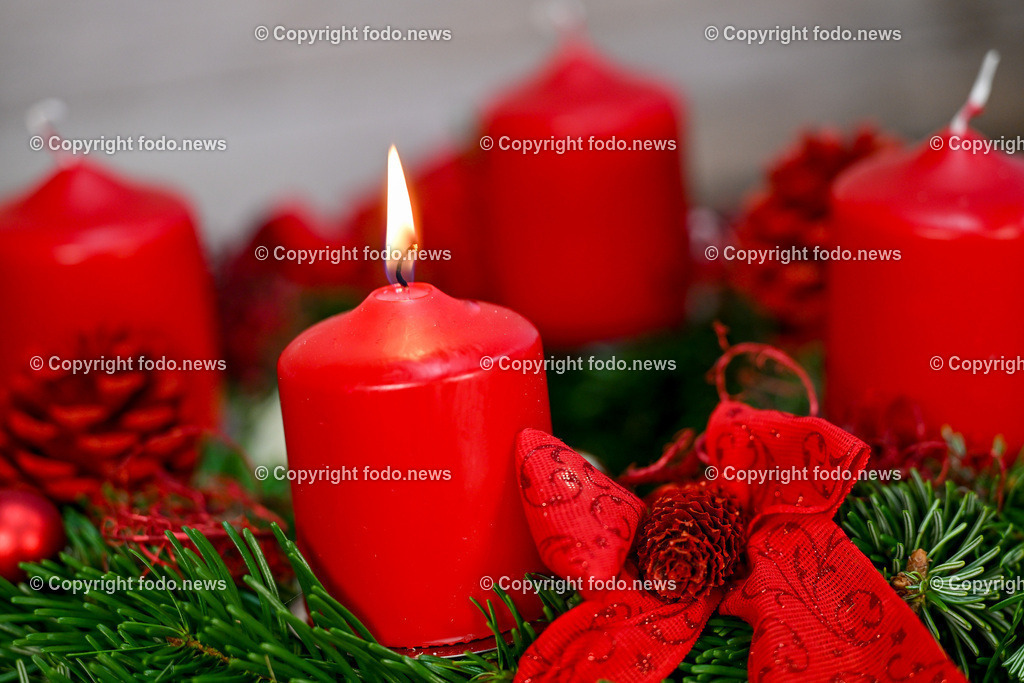 Adventkranz_ 26.11.2024-16 | 26.11.2024, Linz, AUT, Advent, im Bild Adventkranz, Kranz, Kerzen, Weihnachtszeit, Vorweihnachtszeit, Brauchtum, Zweige, Schmuck, besinnlich, froehlich, Winter, Feuer, Flamme, Tradition, Dekoration, Schmuck, schmuecken, dekorieren, festlich, traditionell, festlich, Fest, 1. Advent