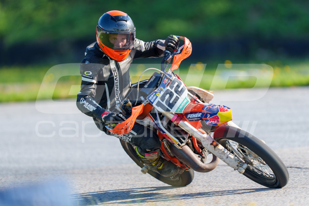 SuperMoto_Staatsmeisterschaft_Greinbach_010 | GRIPcapture steht für authentische Sportfotografie in Österreich – für Momente, die mehr sind als Geschwindigkeit oder Ergebnis. Es geht um Emotion, Spannung, Fokus und den Augenblick, der oft nur einen Wimpernschlag dauert.Ob Motorsport, Teamsport oder 