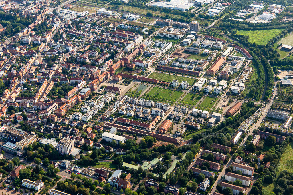 Luftbild: Ehemaliges Landesgartenschau Gelände von Westen in Landau in der Pfalz im Bundesland Rheinland-Pfalz in Deutschland. Foto: IMG_142989.jpg vom 03.08.2024 durch Werner Riehm/FLY-FOTO.de