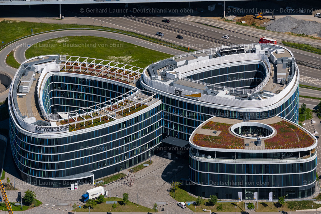 4045683 | STUTTGART 31.05.2021 Bürogebäude des Verwaltungs- und Geschäftshauses " Sky Loop " an der Flughafenstraßein Stuttgart im Bundesland Baden-Württemberg, Deutschland. Weiterführende Informationen bei: Ernst & Young GmbH Wirtschaftsprüfungsgesellschaft,  FKN HOLDING GmbH & Co. KG,  Flughafen Stuttgart GmbH,  HASCHER JEHLE Architektur,  Kurz und Fischer GmbH,  MB Müller & Bleher,  blocher partners. // Office building " Sky Loop " in Stuttgart in the state Baden-Wuerttemberg, Germany. Further information at: Ernst & Young GmbH Wirtschaftspruefungsgesellschaft,  FKN HOLDING GmbH & Co. KG,  Flughafen Stuttgart GmbH,  HASCHER JEHLE Architektur,  Kurz und Fischer GmbH,  MB Mueller & Bleher,  blocher partners. Foto: Gerhard Launer