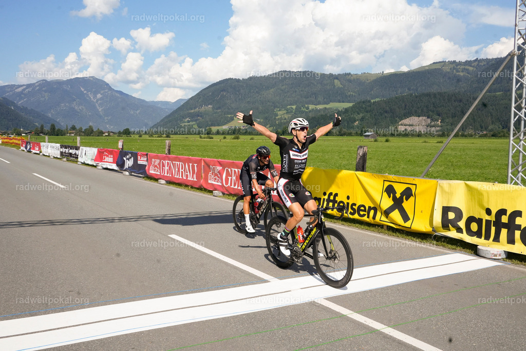844_20230817_Bewerb_Maenner_Muehlanger | AUT - OESTERREICH, 2023-08-16: SPORT RENNRAD-FAHREN - 55. INTERNATIONALER RADWELTPOKAL IN ST. JOHANN IN TIROL  - Vintage-Radrennen mit WM-Bronze-Medaillen-Siegerin Christina Schweinberger, den Teilnehmer und Alexander Baumann (vom Orginastions-Team) - TAG 2 BEWERB MAENNER IN SECHS GRUPPEN  ; Foto: Roland Muehlanger