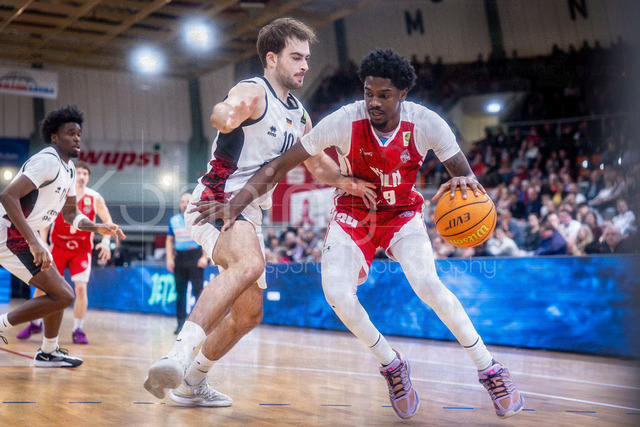 Barmer 2. Basketball Bundesliga ProA: Bayer Giants Leverkusen vs. RheinStars Koeln, 04.04.26 | Leverkusen, 04.04.26 - Sebastian Brach (Bayer Giants Leverkusen, 10) und Kenny Andre Baptiste (RheinStars Köln, 39) während des Spiels der Barmer 2. Basketball Bundesliga ProA: Bayer Giants Leverkusen vs. RheinStars Koeln in der Ostermann Arena in Leverkusen.