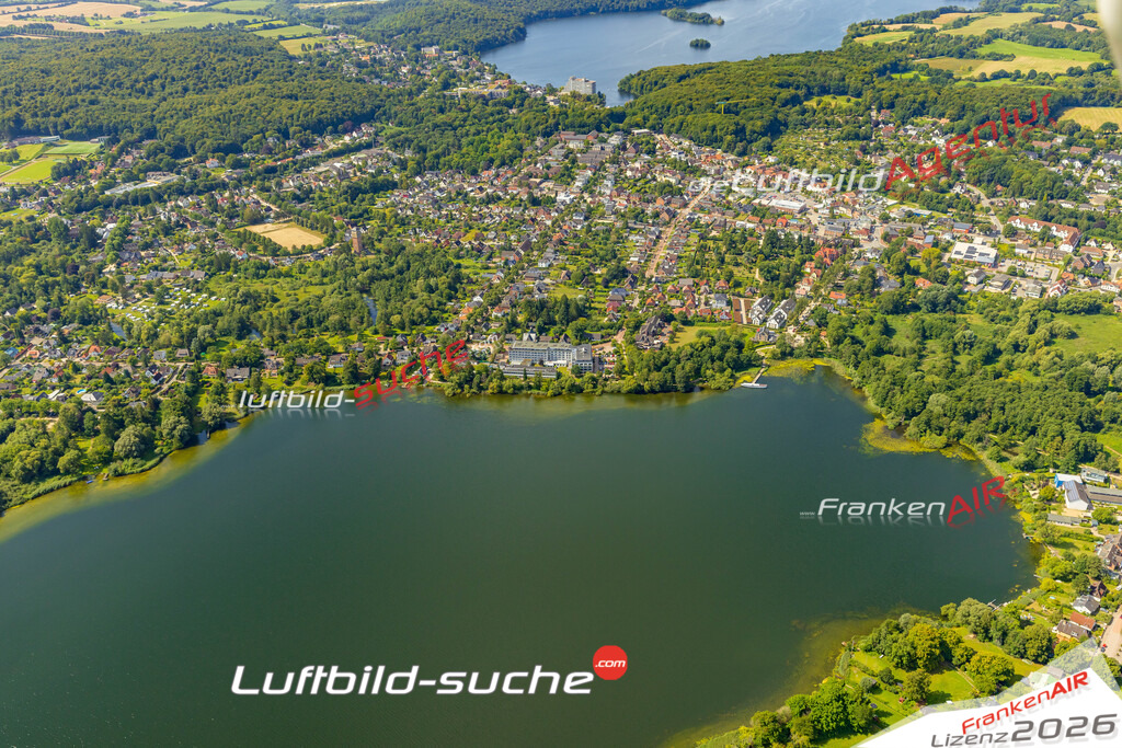Neue Luftbildaufnahme der Stadt Malente - Das Luftbild wurde 2025 vom UL-Flugzeug heraus erstellt ( keine Drohnenaufnahme ) - Hochauflösende Luftaufnahme - für Wandbilder und großformatige Ausdrucke geeignet. Das besondere Geschenk!Hier alle&nbsp;Infos zur Lizenzierung der LuftaufnahmeWir fliegen auch dieses Jahr wieder in Ihre Region um Luftbilder zu erstellen.- Luftbild anfragen