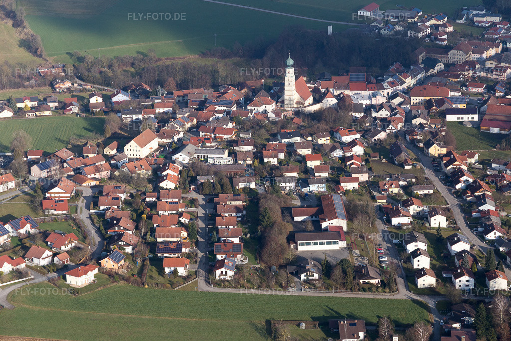 Luftbild: Pfarrkirche Heilgste Dreifaltigkeit im Ortsteil Danglöd in Kößlarn im Bundesland Bayern in Deutschland. Foto: IMG_096125.jpg vom 29.12.2016 durch Werner Riehm/FLY-FOTO.de