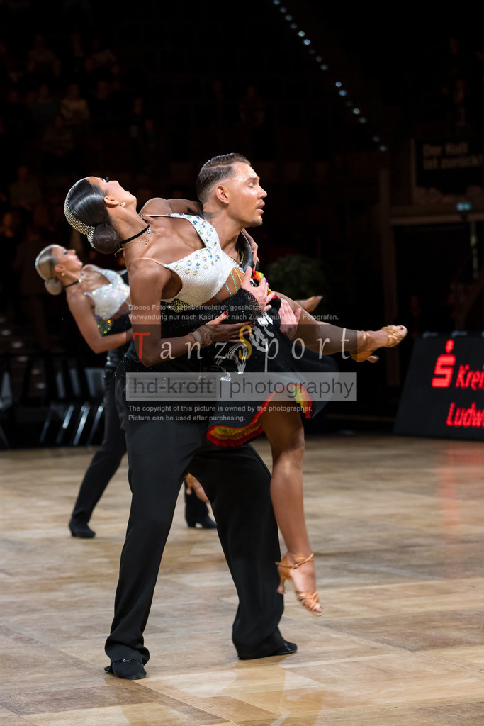 20241109_DM-Formationen_Vorrunde_1004 | Tanzsportbilder, Standardtanz, Lateintanz, WDSF, DTV, LTVB, dancecomp, goc, hessen tanzt, blaues band der spree, walzer, tango, wiener walzer, slowfox, quickstepp, samba, rumba, cha-cha-cha, paso doble. jive, hd-kroft photography, turniertanzsport