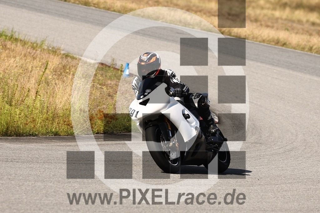 0891-20260808_12456 | Schöne Erinnerungen an spannende Momente - das festzuhalten ist unser Job. PIXELrace.de ist seit 2003 auf den Rennstrecken Europas unterwegs um die Action draußen beim Fahren und die wunderbare Stimmung imm Fahrerlager für euch einzufangen.