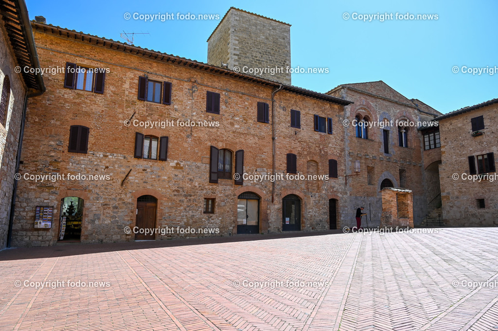 Italien_ Toskana_ San Gimignano_ 31.05.2024-138 | 31.05.2024, Italien, ITA, Toskana, San Gimignano im Bild Stadtansichten Gebäude, Architektur, Touristen, Historisch, Souvenir, Ansichten der berühmten Stadt San Gimignano in der Toskana-Italien - View of the famous town San Gimignano in Tuscany-ItalySan Gimignano ist eine italienische Kleinstadt in der Toskana mit einem mittelalterlichen Stadtkern. San Gimignano wird auch die Stadt der Türme genannt. Die Stadt liegt in der Provinz Siena. Sie gehört neben Florenz, Siena und Pisa zu den von Touristen meist besuchten Zielen in der Toskana.