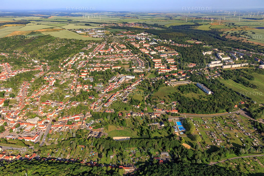 Luftbild: Stadtübersicht aus Osten in Hettstedt im Bundesland Sachsen-Anhalt in Deutschland. Foto: IMG_148161.jpg vom 12.06.2025 durch Werner Riehm/FLY-FOTO.de