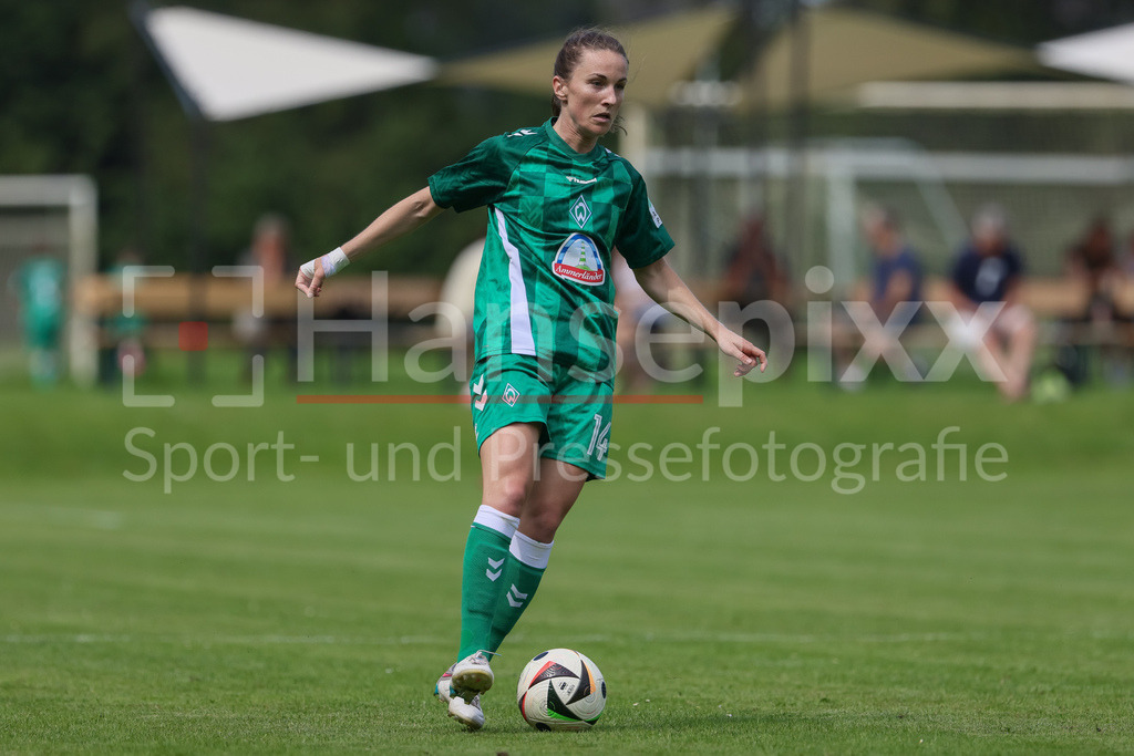 Fussball, Testspiel Frauen, SV Henstedt-Ulzburg - SV Werder Bremen | v.li.: Michaela Brandenburg (SV Werder Bremen, 14) am Ball, Einzelbild, Ganzkörper, Aktion, Action, Spielszene