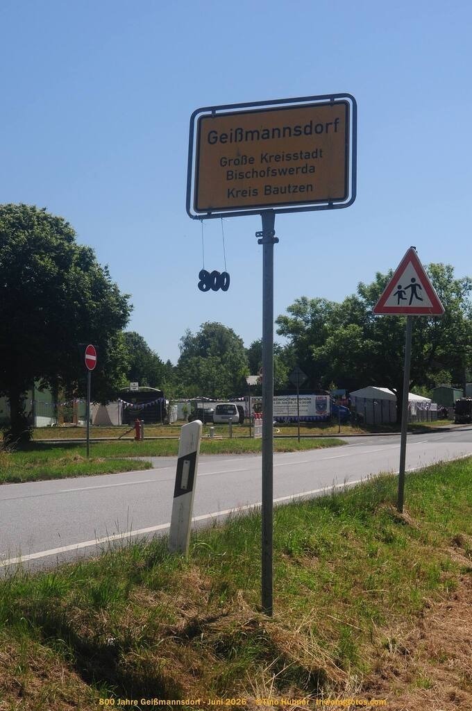 Geißmannsdorf-2026-Ortsbilder-200 | Geißmannsdorf bei Bischofswerda im Sommer 2026. Ein fotografischer Streifzug durch das Dorf Geißmannsdorf, mit Gebäuden, Straßen, Strohpuppen und geschmückten Vorgärten und Grundstücken anlässlich der 800-Jahr-Feier von Geißmannsdorf im Juni 2026 - Realisiert mit Pictrs.com