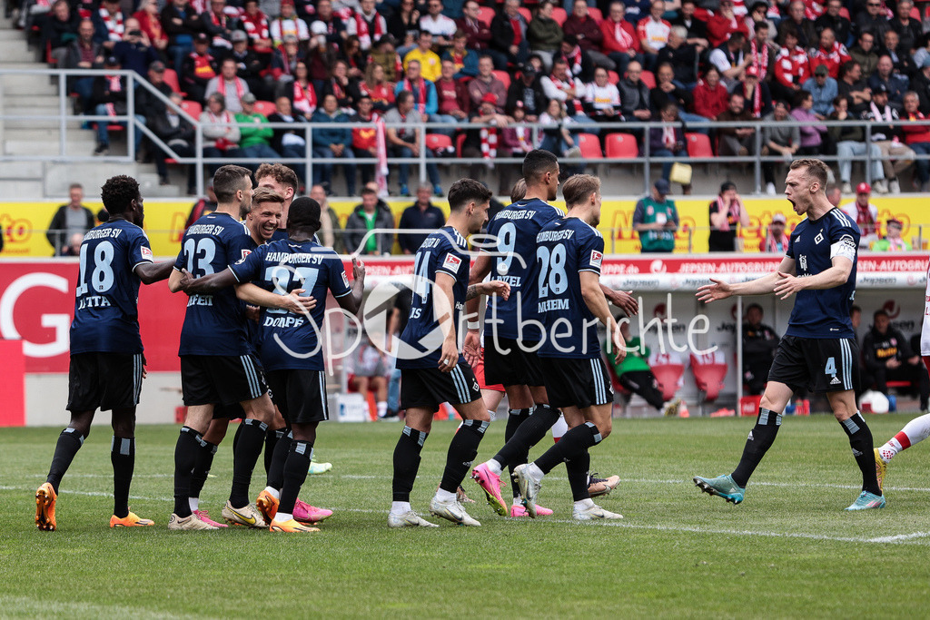 SSV Jahn Regensburg - Hamburger SV | Die Hamburger freuen sich ueber den verwandelten Foulelfmeter zum 0-2 durch Sonny KITTEL (HSV #10) / DFL REGULATIONS PROHIBIT ANY USE OF PHOTOGRAPHS AS IMAGE SEQUENCES AND/OR QUASI-VIDEO
