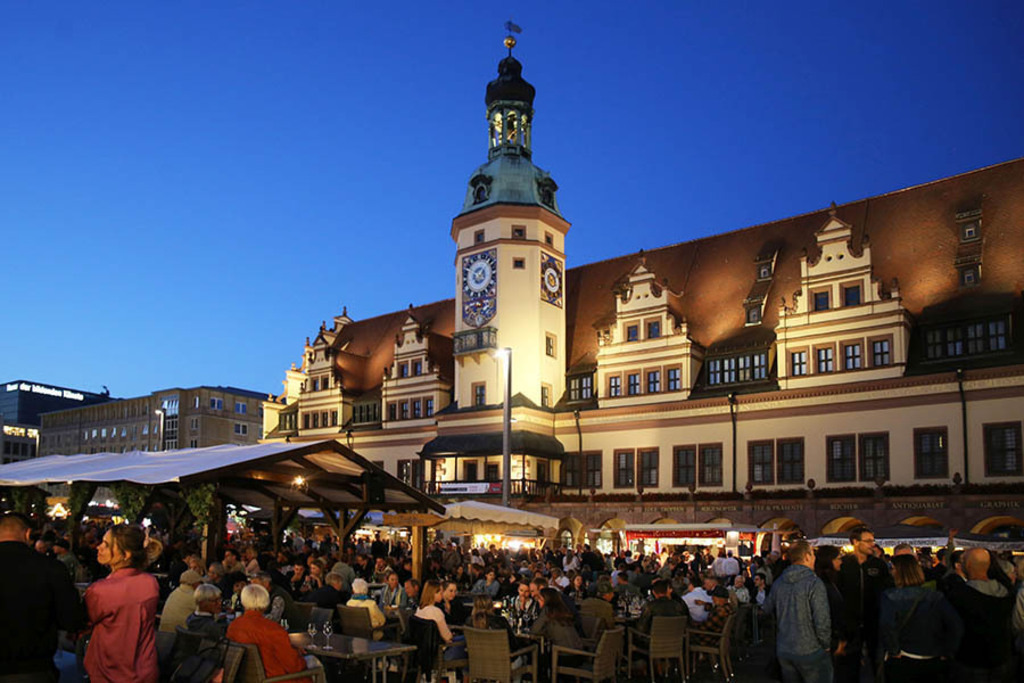 Foto: Leipzig - Leipziger Weinfest | Das Team hinter BILDLEXIKON LEIPZIG bündelt historische wie aktuelle Informationen über die Stadt Leipzig in Text und Bild auf einer Plattform und stellt diese der interessierten Öffentlichkeit zur Verfügung.