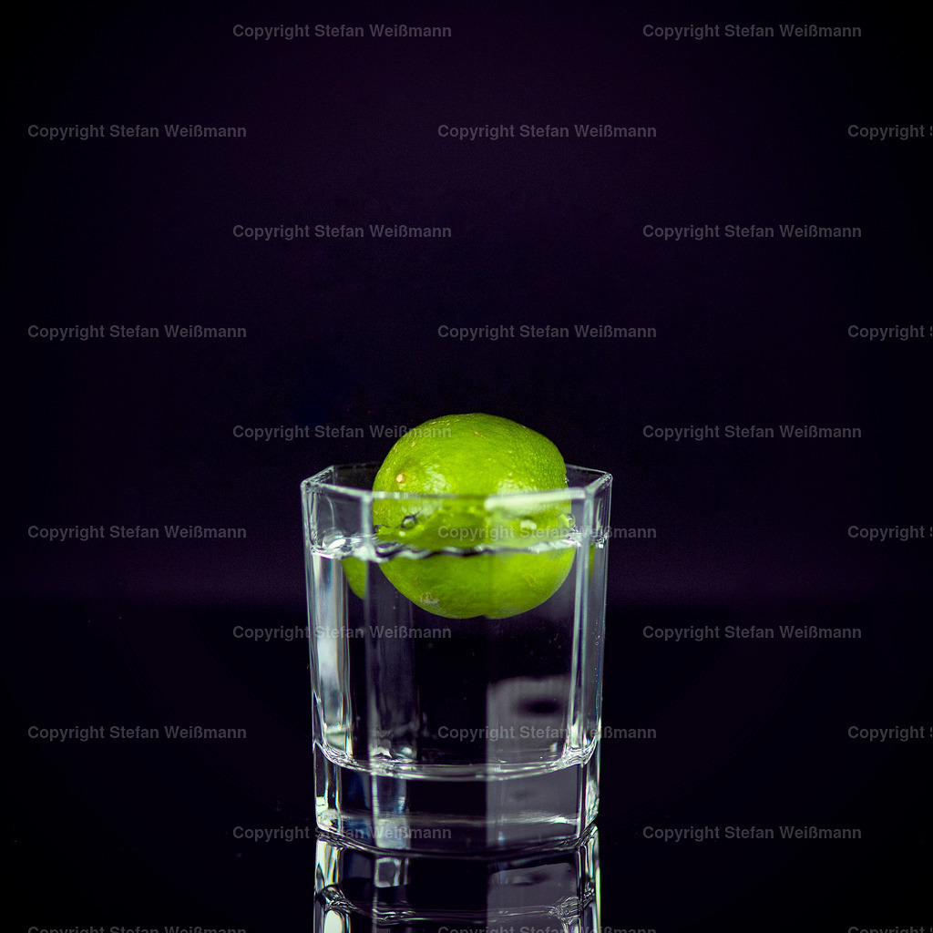 Limette im Wasserbad | Die Kombination aus Wasser und fallender Limette, was passiert? - Realisiert mit Pictrs.com