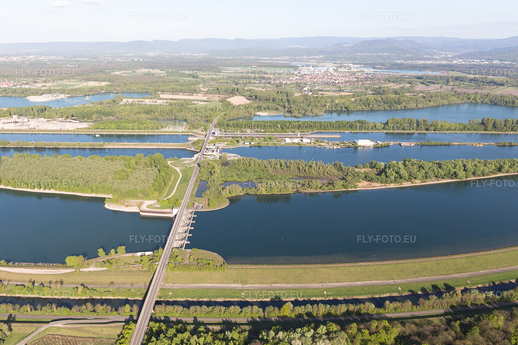 Vue aérienne: Écluse du Rhin d'Iffezheim à Roppenheim dans le département Bas Rhin, France. Photo: IMG_099065.jpg prise le 23/04/2017 par Werner Riehm/FLY-FOTO.euRésolution de l'original: 5008 x 3339 px